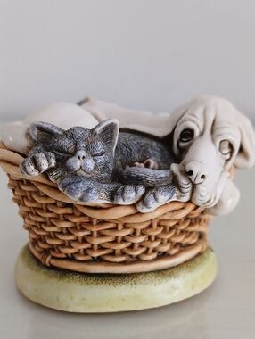 Harmony Kingdom PECKING ORDER 1999 Trinket Box Dog Cat Scene Inside